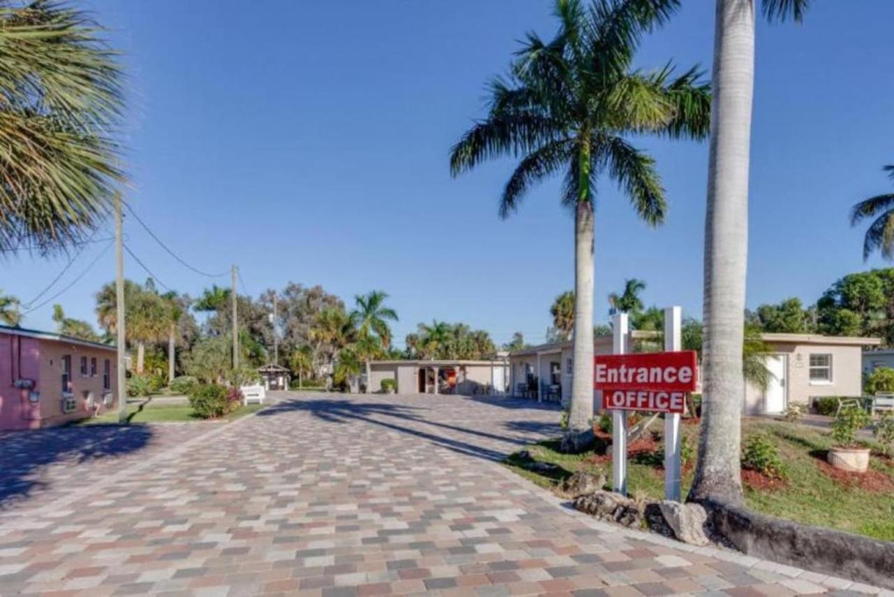 Near Beach! King Bed With Pool & Bbq