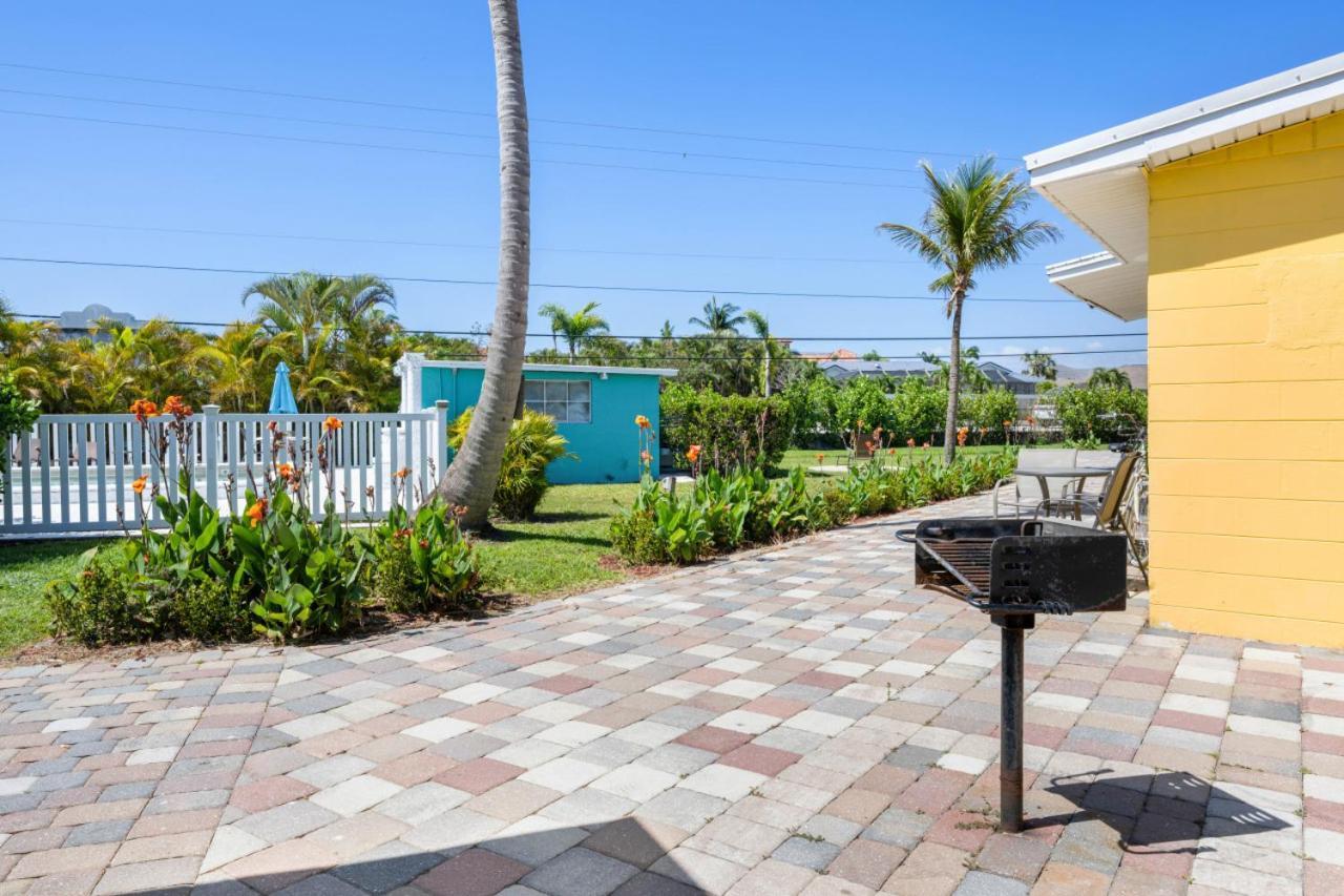 Near Beach! King Bed With Pool & Bbq *